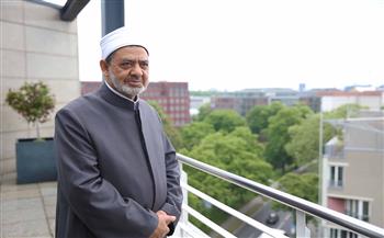   الإمام الأكبر يهنئ أبناءه أوائل الثانوية الأزهرية هاتفيًّا