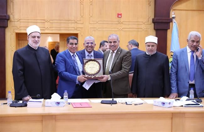 منح درع الأزهر الشريف لرئيس الجامعة تقديرًا لجهوده المخلصة