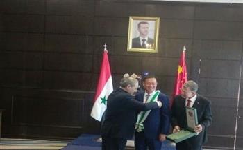   الأسد يمنح السفير الصينى بدمشق وسام الاستحقاق من الدرجة الممتازة