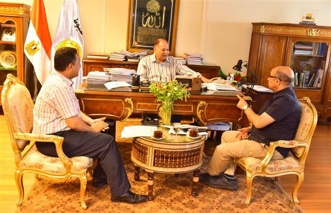 محافظ أسيوط يوافق على 476 طلب أجازة وندب واعارة لبعض العاملين بمديرية الشئون الصحية