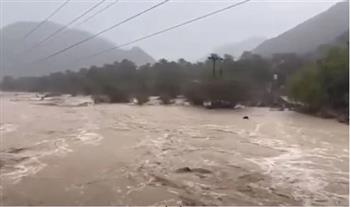   السلطات الإماراتية: تحذيرات للسكان بالبقاء في منازلهم بسب السيول.. فيديو