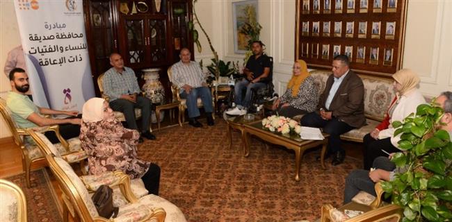 محافظ أسيوط يبحث سبل تفعيل مبادرة محافظة صديقة لذوي الإعاقة