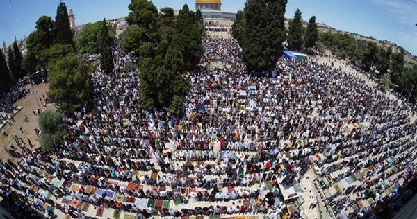 أربعون ألفًا يؤدون صلاة الجمعة في المسجد الأقصى