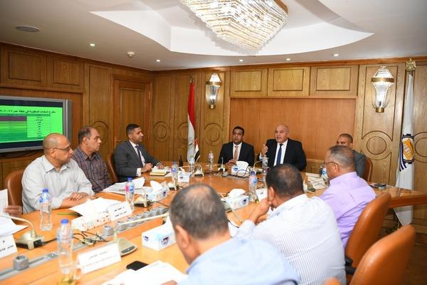 «الداودي» يوجه بضرورة الاستغلال الأمثل للمعدات بالحملات الميكانيكية بقنا