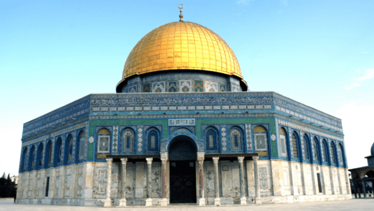 أوقاف القدس تمنع تسرّبا للمياه في باحات الأقصى