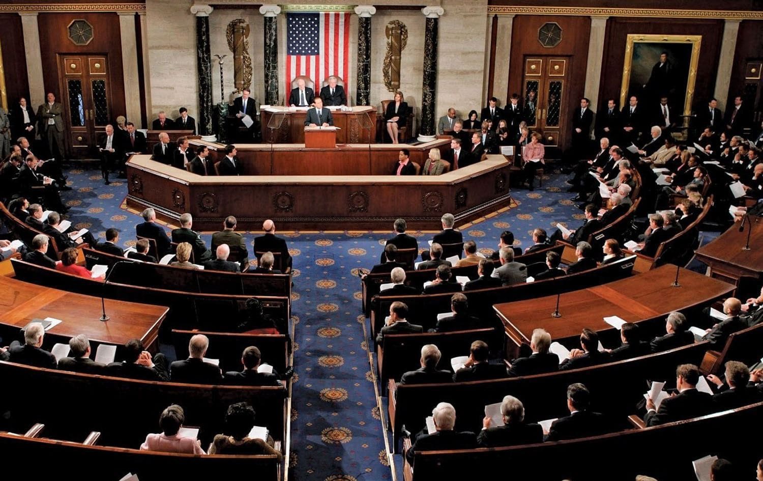 النواب الأمريكي يوافق على مشروع قانون بحظر الأسلحة الهجومية