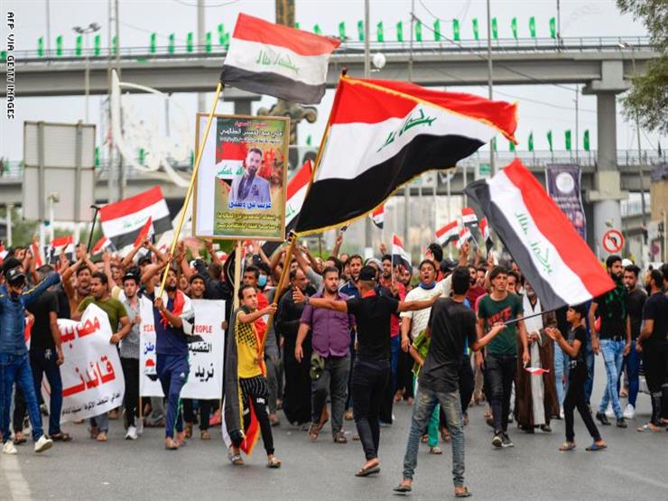 متظاهرون عراقيون يتجاوزون الحواجز الخرسانية