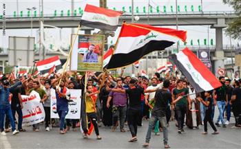   متظاهرون عراقيون يتجاوزون الحواجز الخرسانية