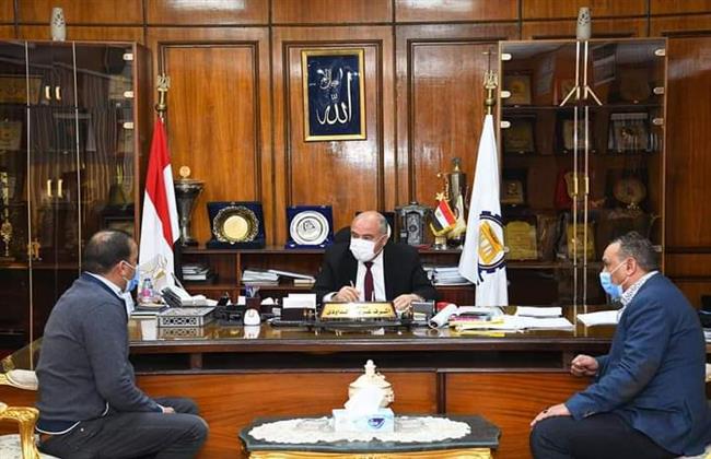 قيادات قنا يستقبلون 110 مواطن بمكاتبهم لبحث شكواهم