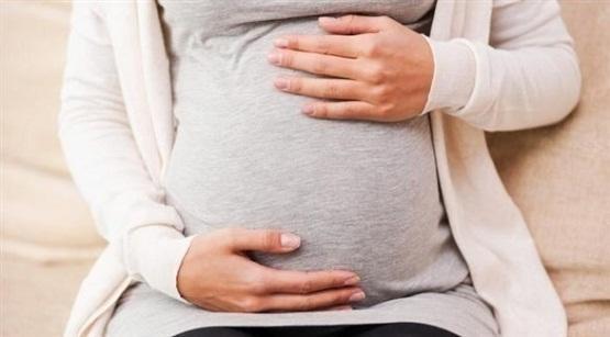 عرضت فضائية العربية تقريراً عن رصد جسم داخل بطن رضيعة يثير الجدل