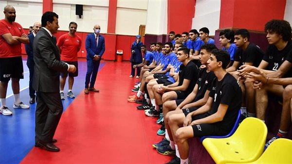 قبيل سفرهم للمشاركة في البطولة الإفريقية.. وزير الرياضة يلتقي بمنتخب مصر للشباب والناشئين للكرة الطائرة