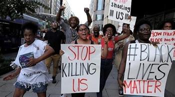   اندلاع تظاهرات بعد انتشار فيديو لمقتل شاب أمريكى من أصل إفريقى برصاص الشرطة