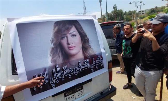 انهيار ودموع.. لقطات مؤثرة من جنازة شيماء جمال 
