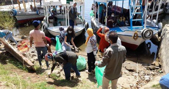محافظ أسوان يدشن حملة لتنظيف النيل والتشجير بالشوارع ويوجه برفع درجة الاستعداد لعيد الأضحى