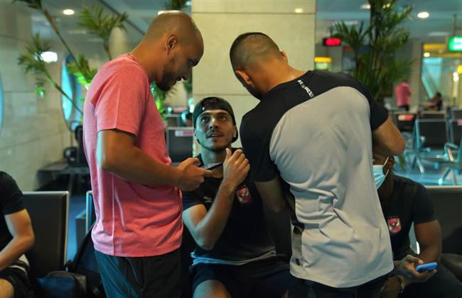 لاعبو الأهلى يتوافدون على مطار القاهرة للسفر إلى الغردقة 