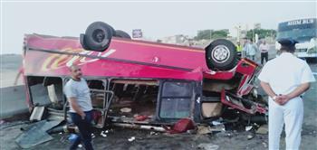 مصرع وإصابة 19 شخصا إثر انقلاب مينى باص بصحراوى الاسماعيلية