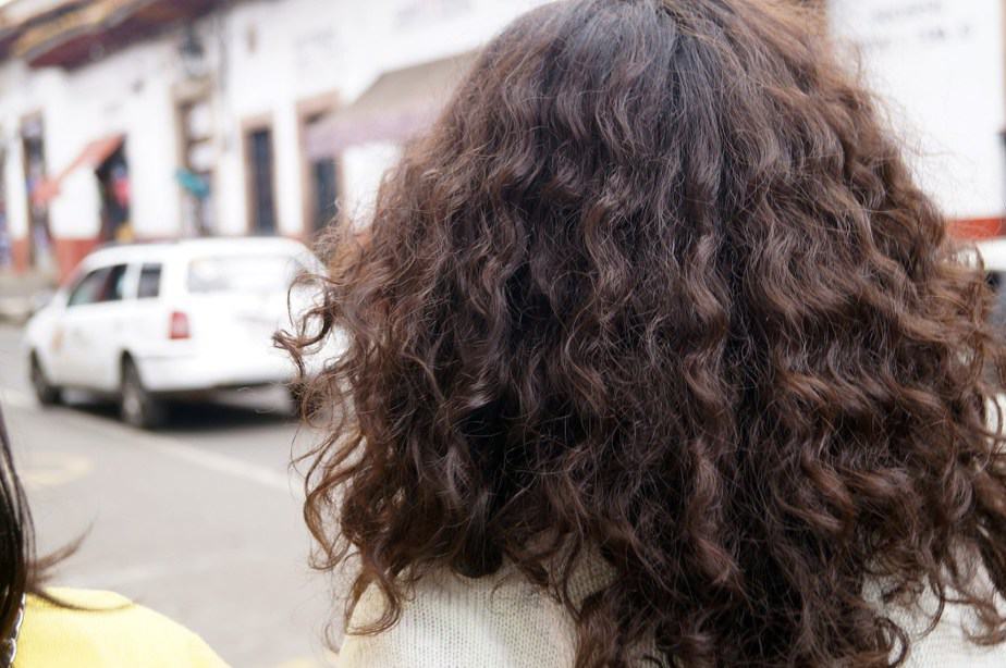 الأسباب المحتملة وراء تغيير طبيعة نسيج شعرك وتحوله من ناعم إلى خشن