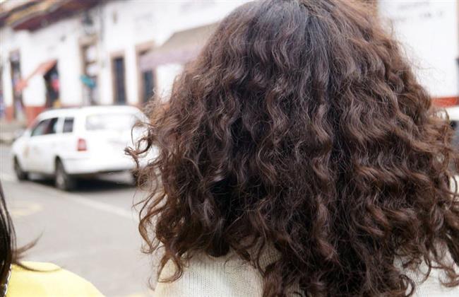 الأسباب المحتملة وراء تغيير طبيعة نسيج شعرك وتحوله من ناعم إلى خشن