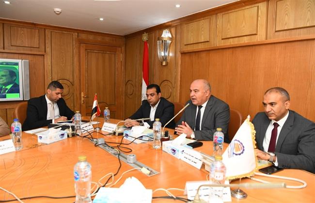 محافظ قنا يعلن عن إطلاق التيار الكهربائى بمشروعات حياة كريمة بعزبة البوصة 