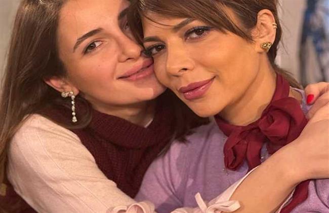 من الجيم..  أصالة وإبنتها يخطفان الأنظار في أحدث ظهور