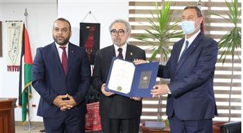   السفير الفلسطيني يمنح رئيس اتحاد كتاب مصر وسام الثقافة والعلوم والفنون
