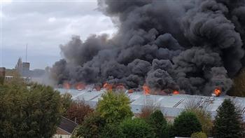   اندلاع حريق ضخم بمبنى تخرين بالمنطقة الصناعية فى فرنسا 