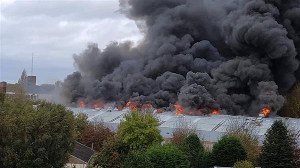 اندلاع حريق ضخم بمبنى تخرين بالمنطقة الصناعية فى فرنسا
