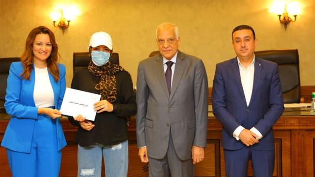 محافظ الجيزة وصناع الخير يسلمان منح مالية لــ ٢١ فتاه من اليتيمات وغير القادرات 