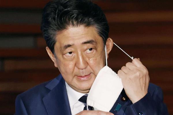 محاولة اغتيال رئيس الوزراء الياباني السابق برصاصتين في الصدر