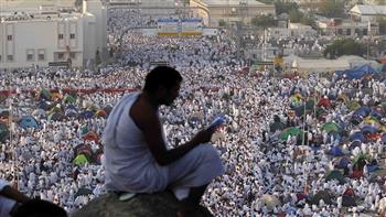   حجاج بيت الله الحرام من الجمعيات الأهلية يقفون على جبل عرفات وسط تكبيرات «لبيك اللهم لبيك»