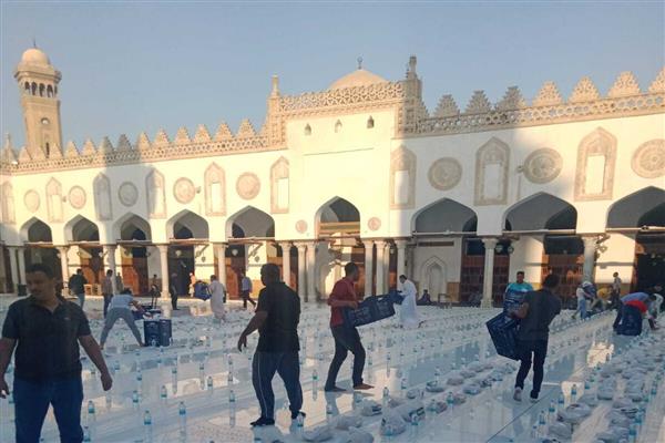 فيديو و صور.. إفطار جماعي بالجامع الأزهر للطلاب الوافدين