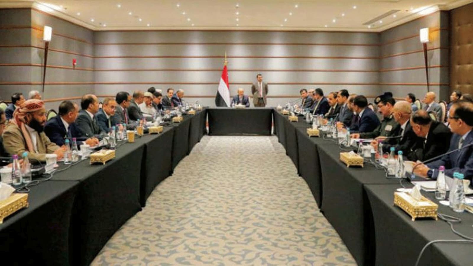 عضو مجلس القيادة الرئاسي باليمن يشيد بصمود واستبسال محافظة تعز