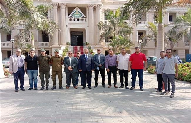  رئيس جامعة بنها يشارك أخصائي الأمن الإدارى الاحتفال بالعيد 