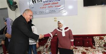   محافظ قنا يشارك فتيات دار الرحمة وأطفال جمعية الشباب القبطى فرحتهم بعيد الأضحى 