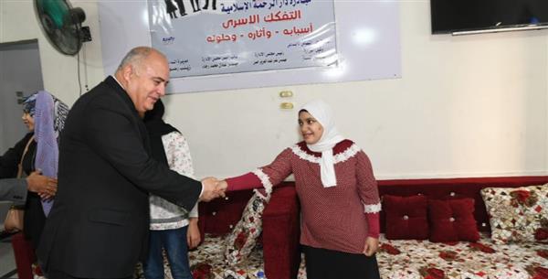 محافظ قنا يشارك فتيات دار الرحمة وأطفال جمعية الشباب القبطى فرحتهم بعيد الأضحى