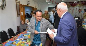   محافظ بورسعيد يشارك الأطفال الأيتام والمسنين فرحتهم بعيد الأضحى