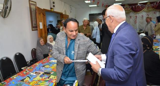 محافظ بورسعيد يشارك الأطفال الأيتام والمسنين فرحتهم بعيد الأضحى