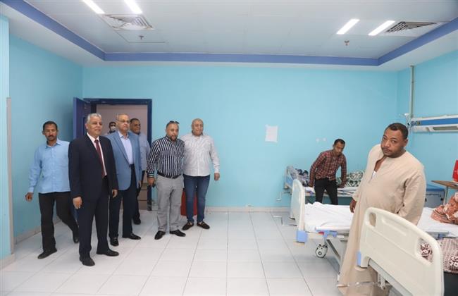 رئيس جامعة جنوب الوادي يزور مرضى المستشفيات الجامعية في اليوم الأول لعيد الأضحى المبارك