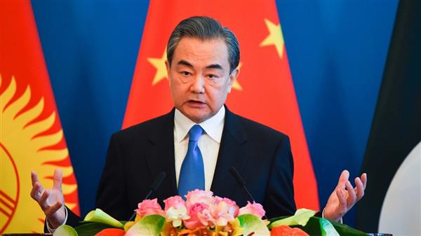 وزيرا خارجية الصين وسنغافورة يناقشان العلاقات والتعاون