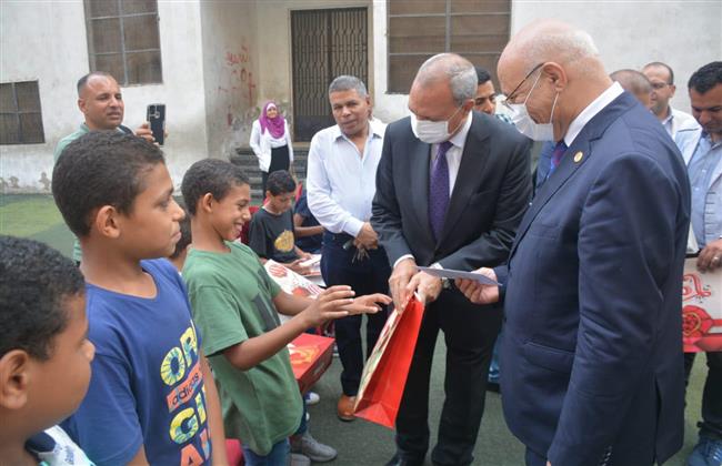 محافظ القليوبية يرسم البهجة والفرحة على وجوه الأيتام والمسنين في أول يوم عيد الاضحي