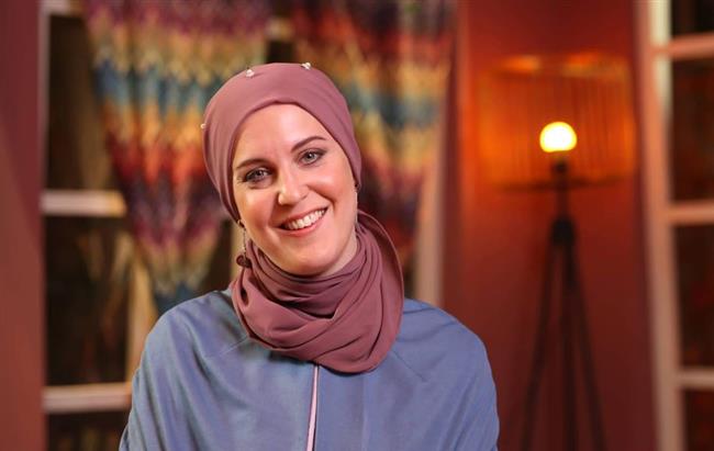فنانة إنجليزية تعتنق الإسلام حبًا فى الرسول وتغني احتفالًا برأس السنة الهجرية| فيديو