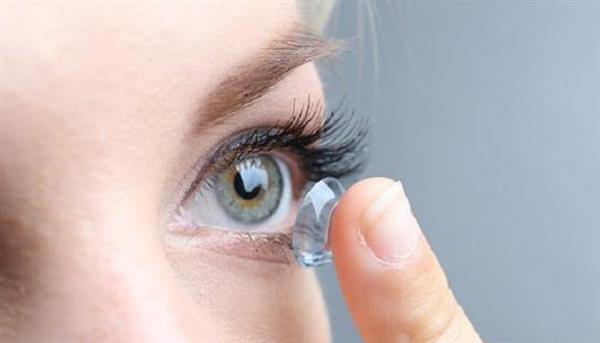 ابتكار عدسات لاصقة لعلاج أمراض العين