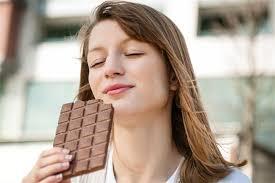   دراسة: تناول الشوكولاتة يجعلك أكثر ذكاءً