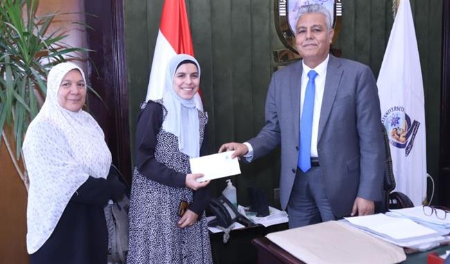 رئيس جامعة جنوب الوادى يكرم الطالبة "جهاد " الحاصلة على المركز الثالث على مستوى العالم 