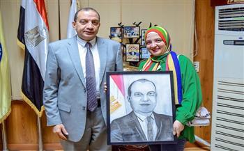 طالبة بكلية السياحة والفنادق المعروفه ببنت دافنشي تهدي رئيس جامعة بني سويف «بورتريه»