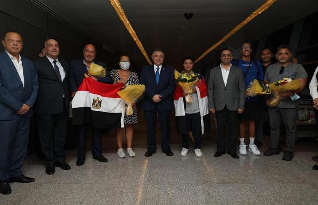  محافظ البحر الأحمر يستقبل بعثة السباحين المصريين الأصحاء وذوي الهمم في مطار الغردقة 