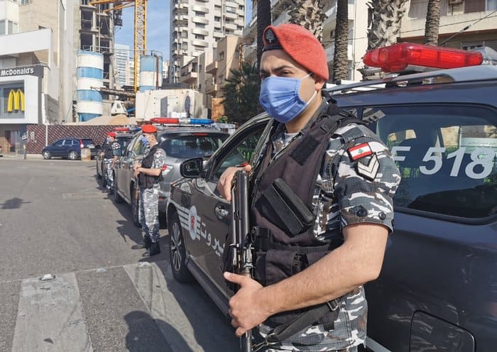 بالصور والفيديو.. القصة الكاملة لمحتجز الرهائن بالبنك اللبنانى