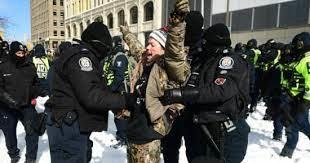   الشرطة الكندية تعتقل 22 شخصا في حملة على مهربي الأسلحة والمخدرات