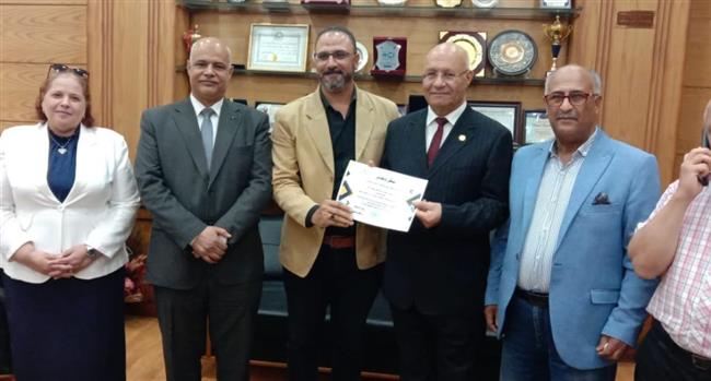 رئيس جامعة بنها يكرم مندوبى المالية بالجامعة
