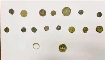 إحباط محاولة تهريب عملات معدنية أثرية بمطار الغردقة